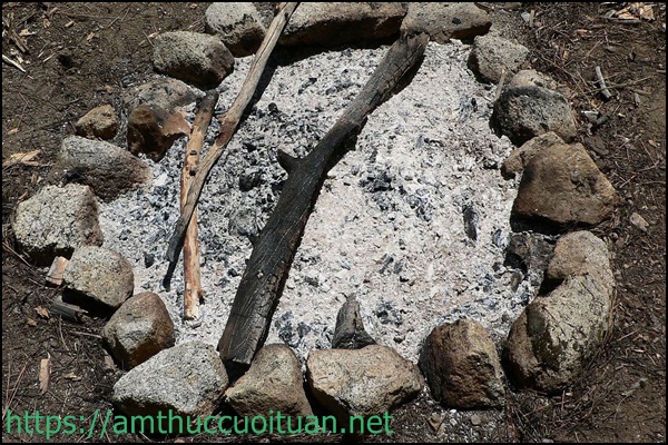 Vệ sinh s&agrave;n nh&agrave; bằng tro bếp