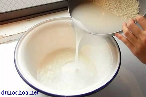 Lau s&agrave;n nh&agrave; sạch b&oacute;ng bằng nước vo gạo