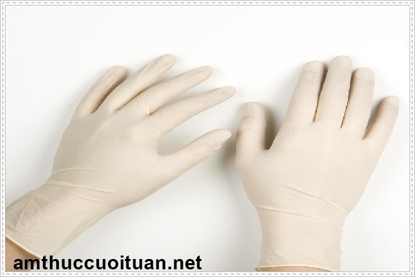 D&ugrave;ng tay để th&ocirc;ng tắc bồn cầu kh&ocirc;ng c&ograve;n c&oacute; tiếng k&ecirc;u ục ục v&agrave; m&ugrave;i h&ocirc;i thối