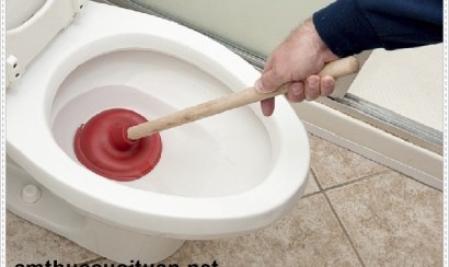 Nhà vệ sinh mới xây có mùi hôi thì giải quyết thế nào?