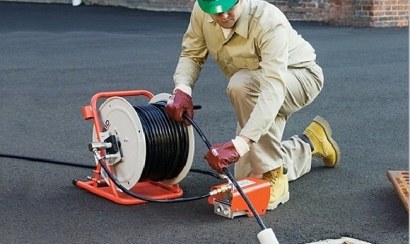 Hướng dẫn cách sử dụng dây thông cống lò xo đúng chuẩn